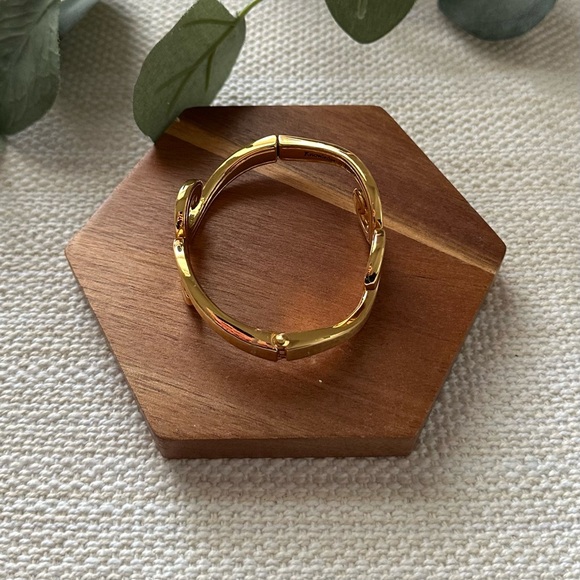 BRIGHTON Versailles Royale Hinged Bangle Bracelet in Brushed Gold • JB5961 - Picture 6 of 16